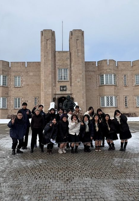 与神田外语大学的高中合作活动in British Hils！